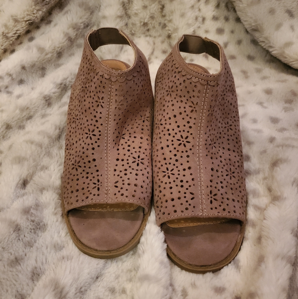 SO Sand Dollar peep toe heels